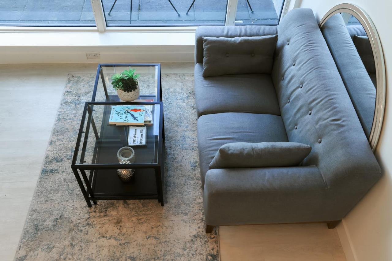 Vibrant & Modern Loft-style Walkout Near Lrt Appartement Calgary